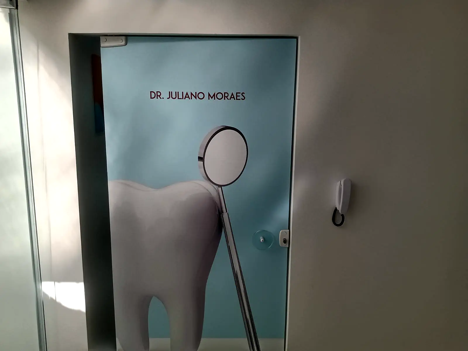 Entrada da sala do Dr. Juliano Moraes na clínica odontológica