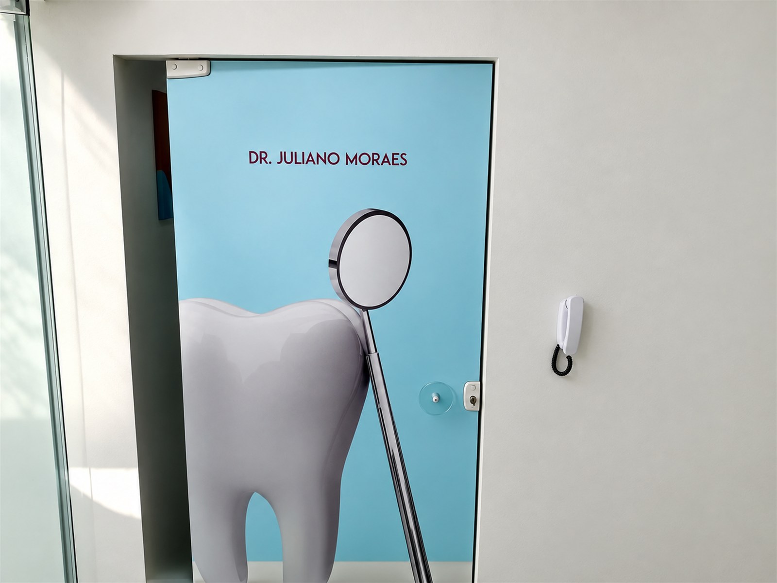 Entrada da sala do Dr. Juliano Moraes na clínica odontológica